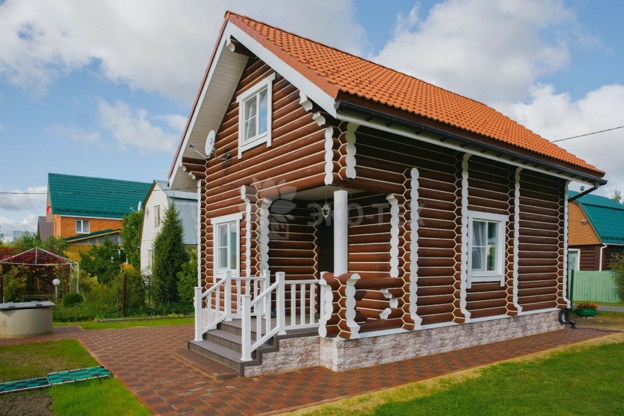 Салатовый деревянный дом