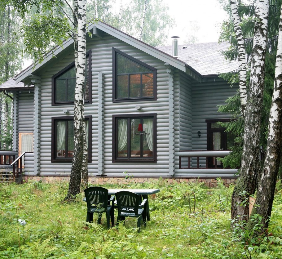 Серый деревянный дом