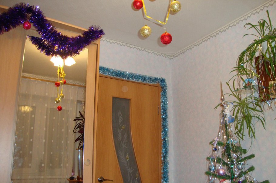 Украсить квартиру мишурой
