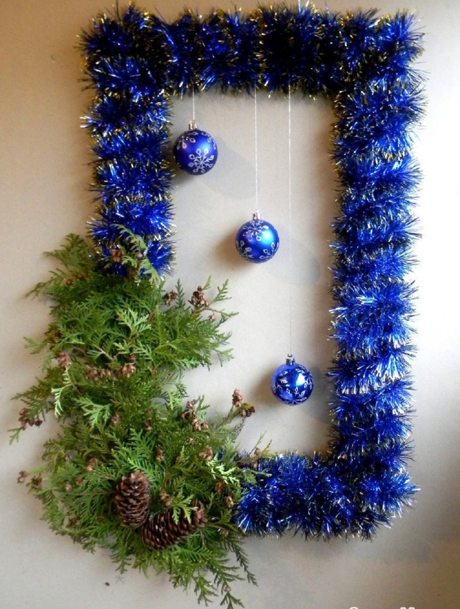 Венок новогодний из серебряной мишуры