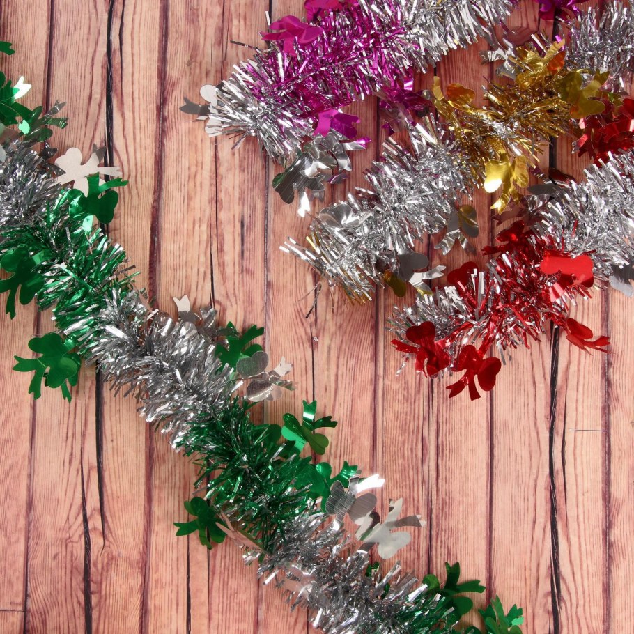 Украшение стен мишурой