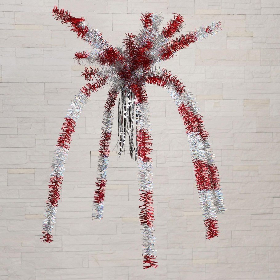 Елка подвешенная к потолку