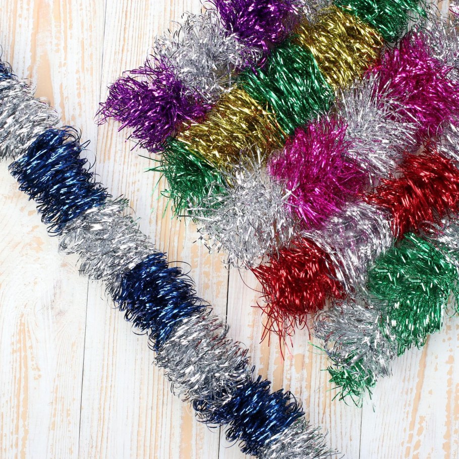 Украшение стен мишурой