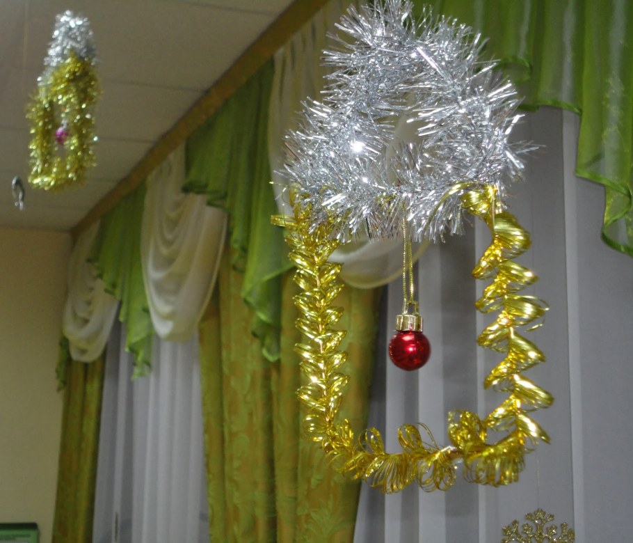 Украсить стену мишурой к новому году