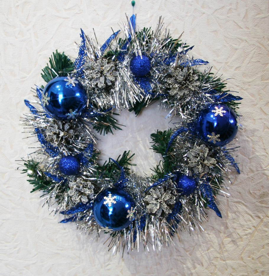 Елка на стене