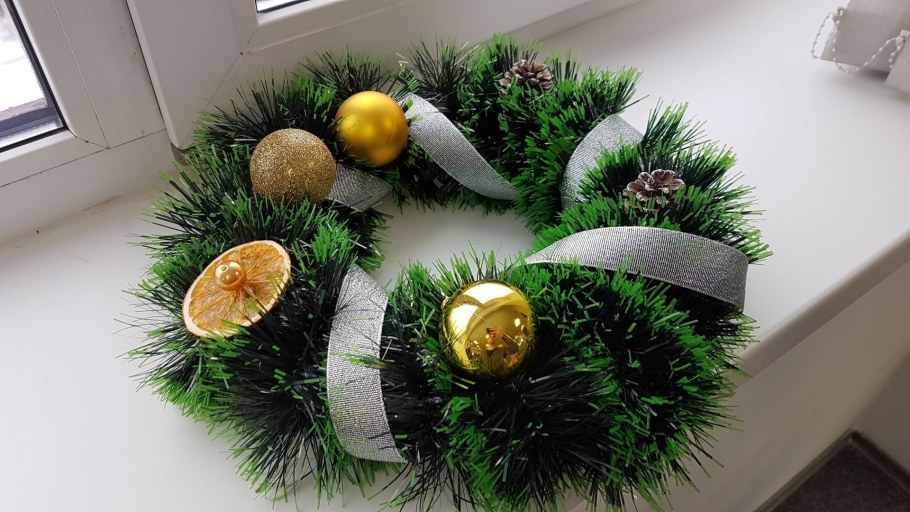 Украшения из мишуры на стену