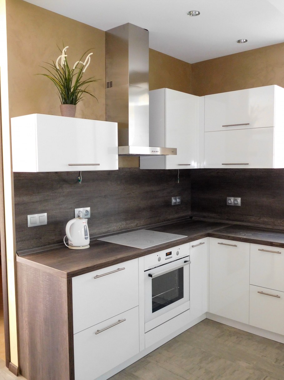 Светлая угловая кухня