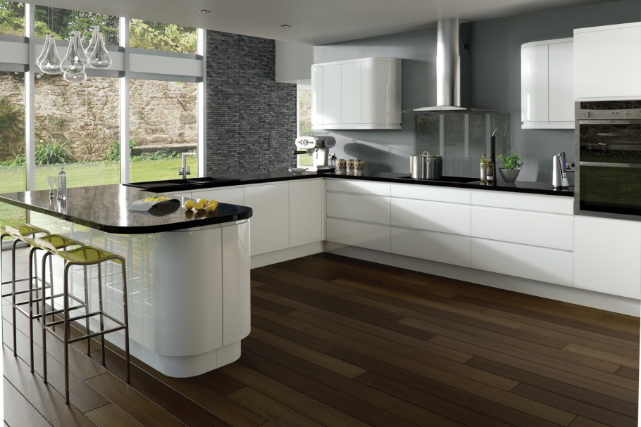 Белая кухня коричневый пол