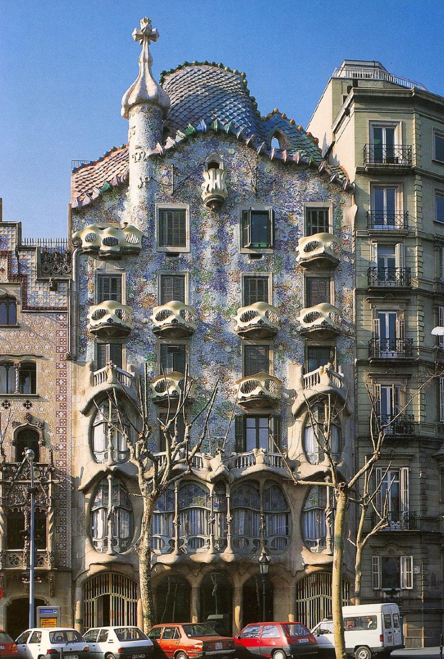 Дом Батло в Барселоне, а. Гауди.1904-1906гг.