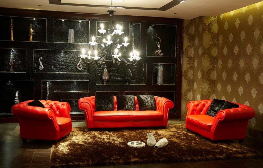 Красный диван в интерьере гостиной