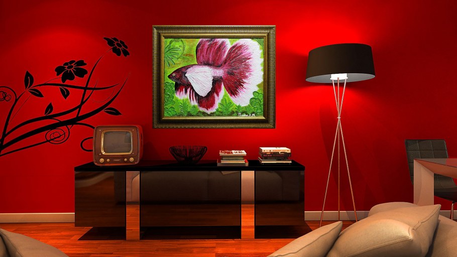Красные обои в комнате