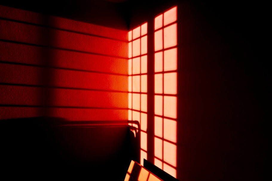 Свет от окна на стене