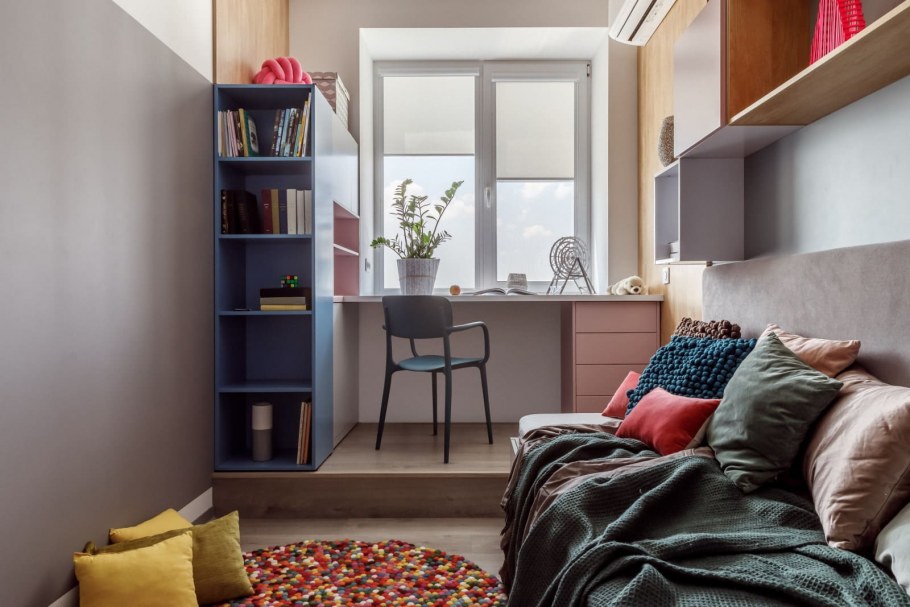 Кровать вдоль окна зонирование пространства