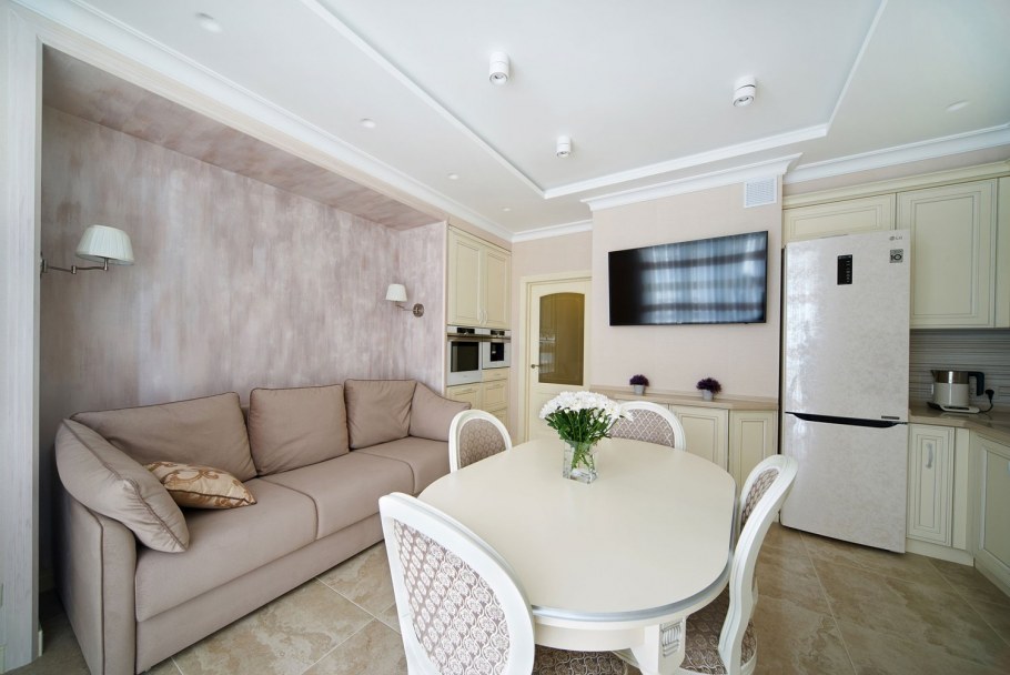 Декоративная штукатурка в интерьере гостиной и кухни