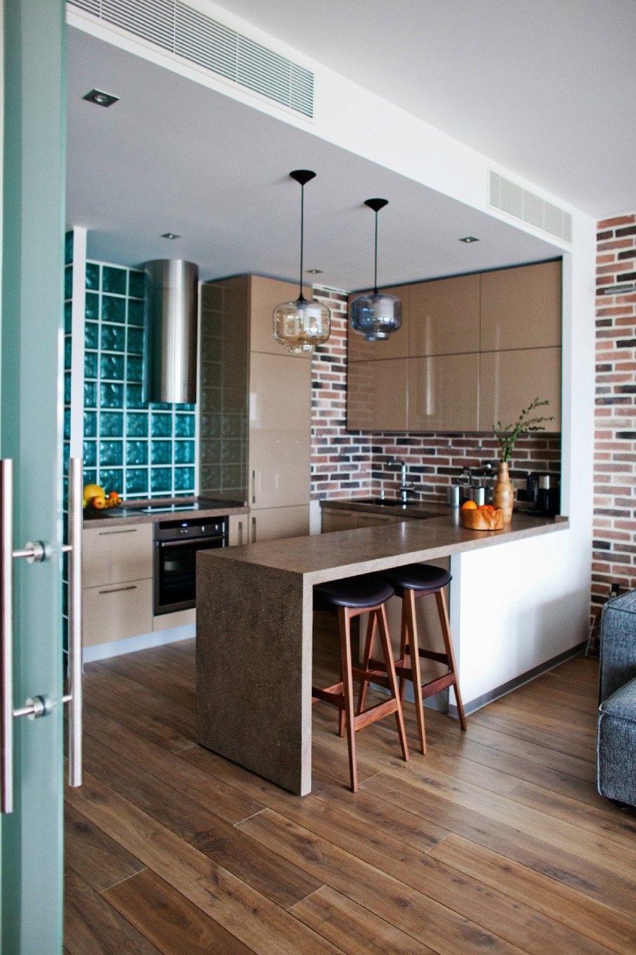 Барная стойка разделяющая кухню и гостиную