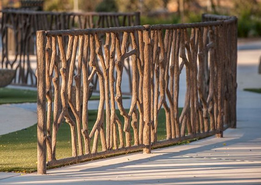 Забор из спиленных деревьев