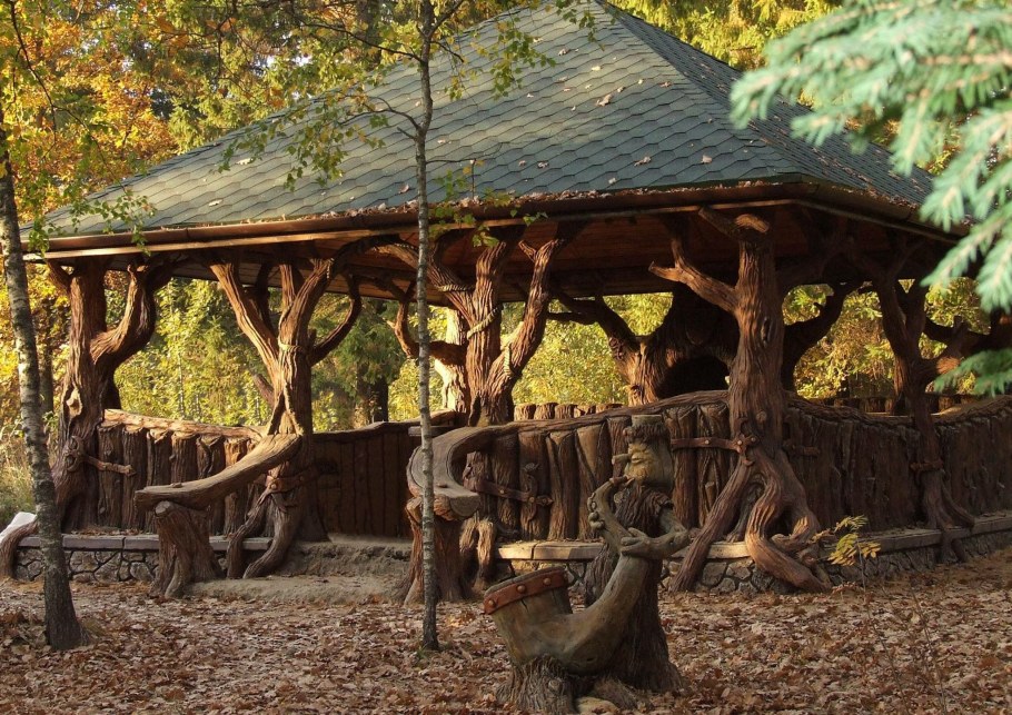 Беседка из цельного дерева