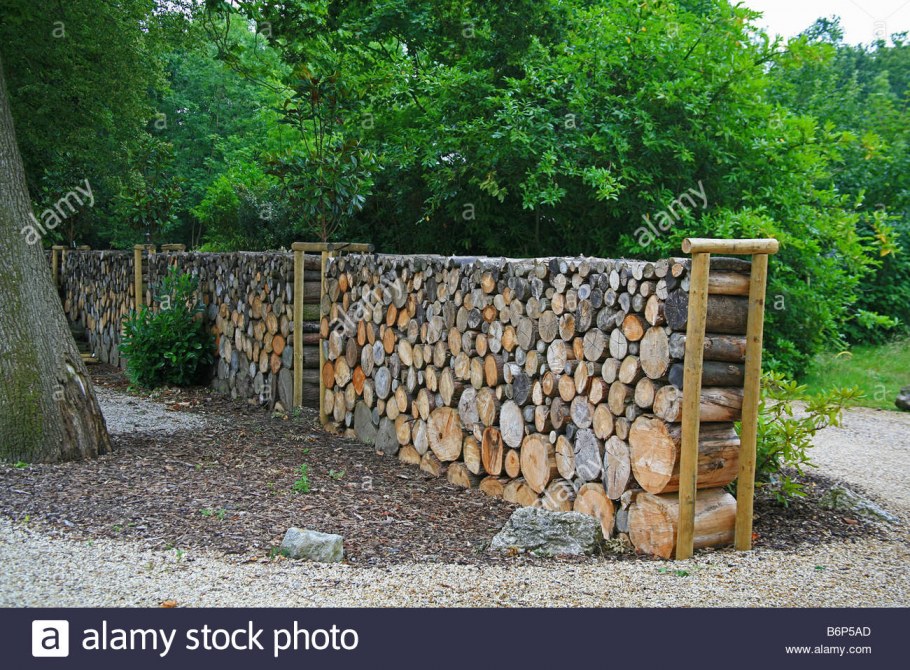 Забор из поленьев