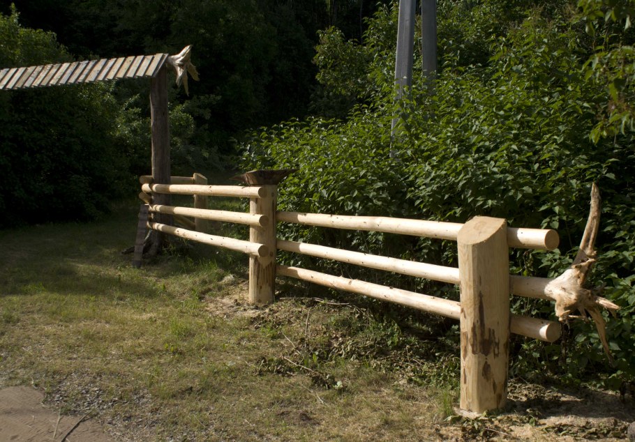 Забор из бревен