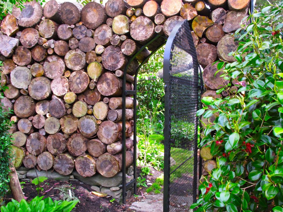 Заборчик из спилов дерева