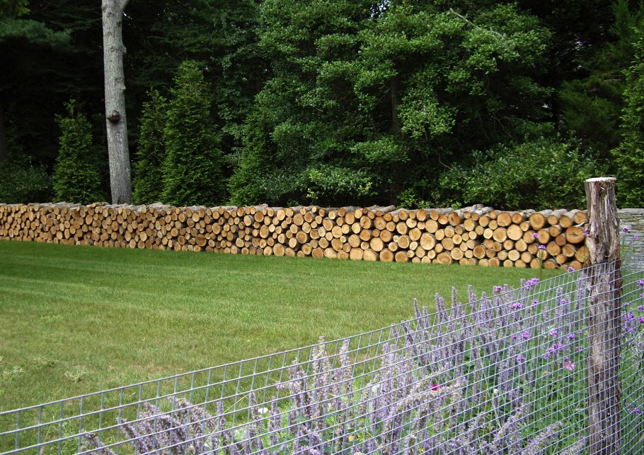 Декоративная изгородь из жердей