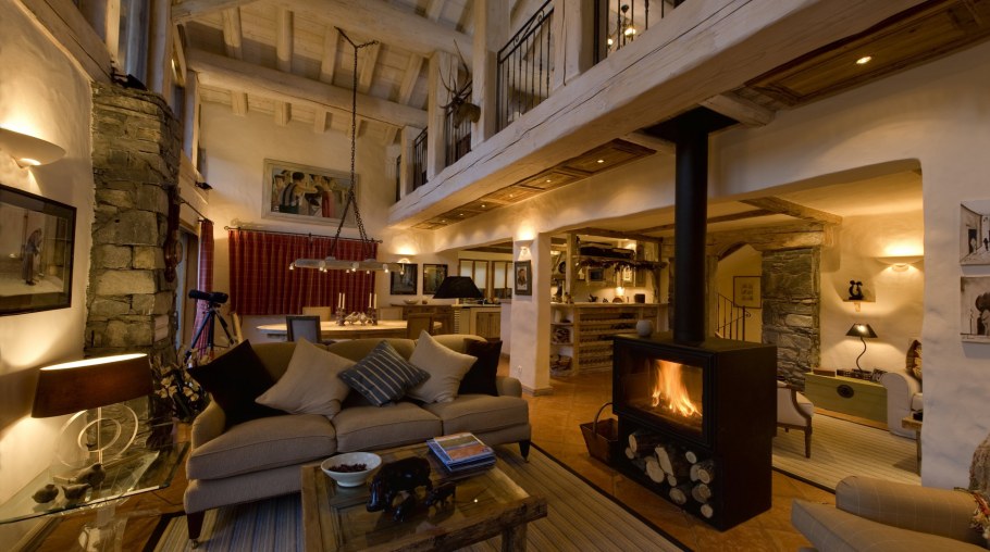 Гостиная со вторым светом и камином в стиле Шале