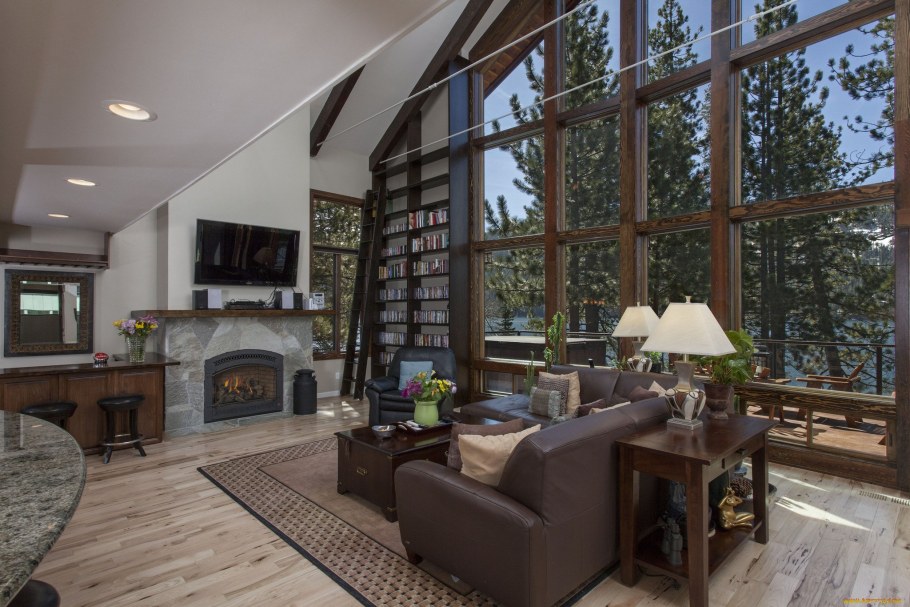 Гостиная с камином и панорамными окнами