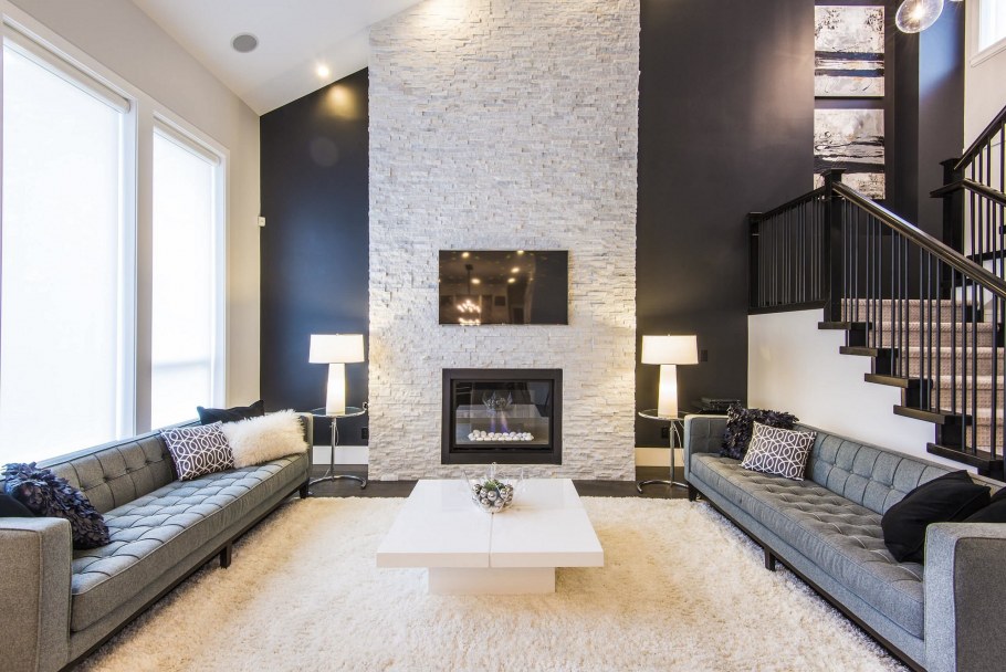 Двухсветная гостиная с камином