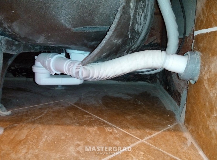 Канализация под ванной