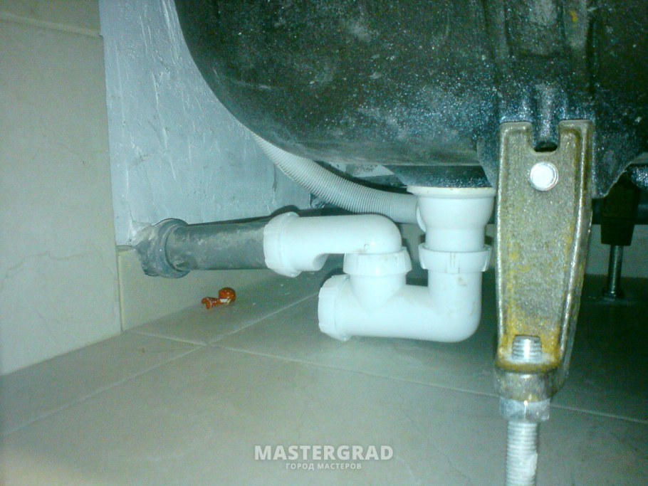 Трубы слива в ванной