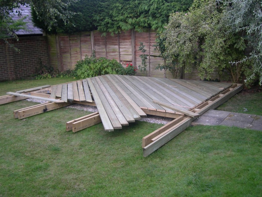 Деревянный настил в саду