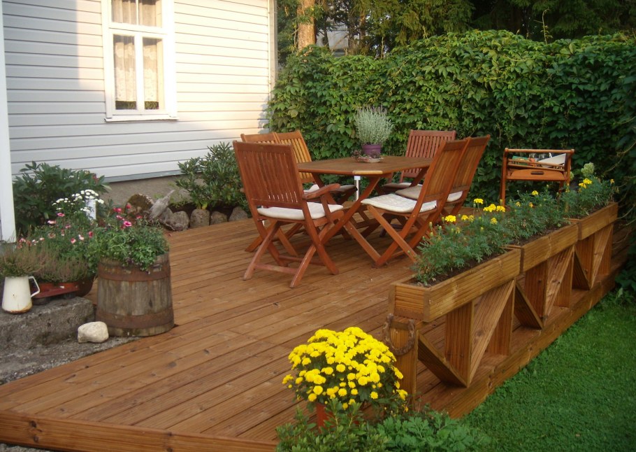 Деревянное патио на даче