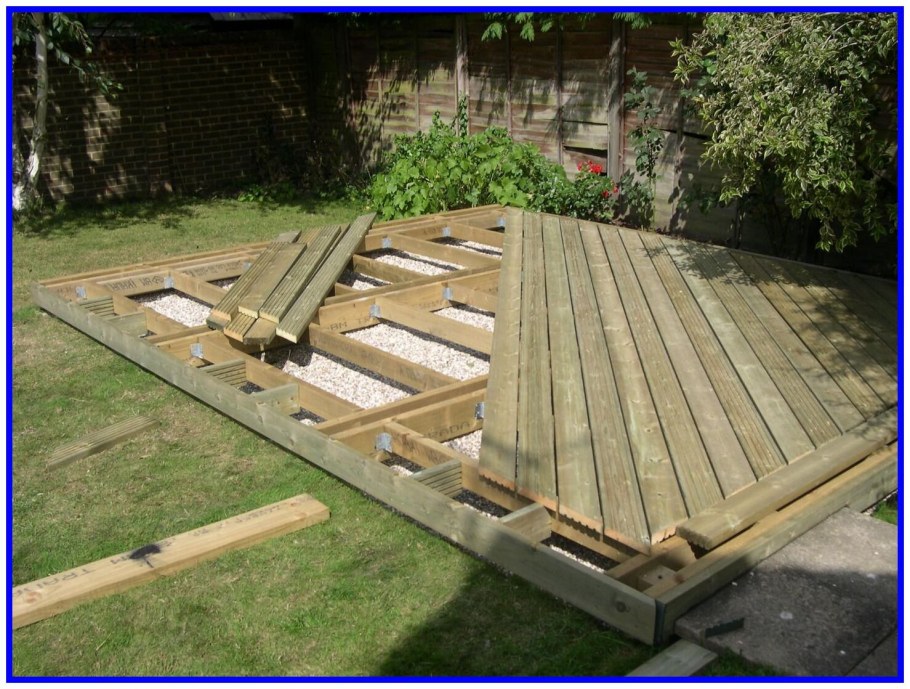 Деревянный настил в саду