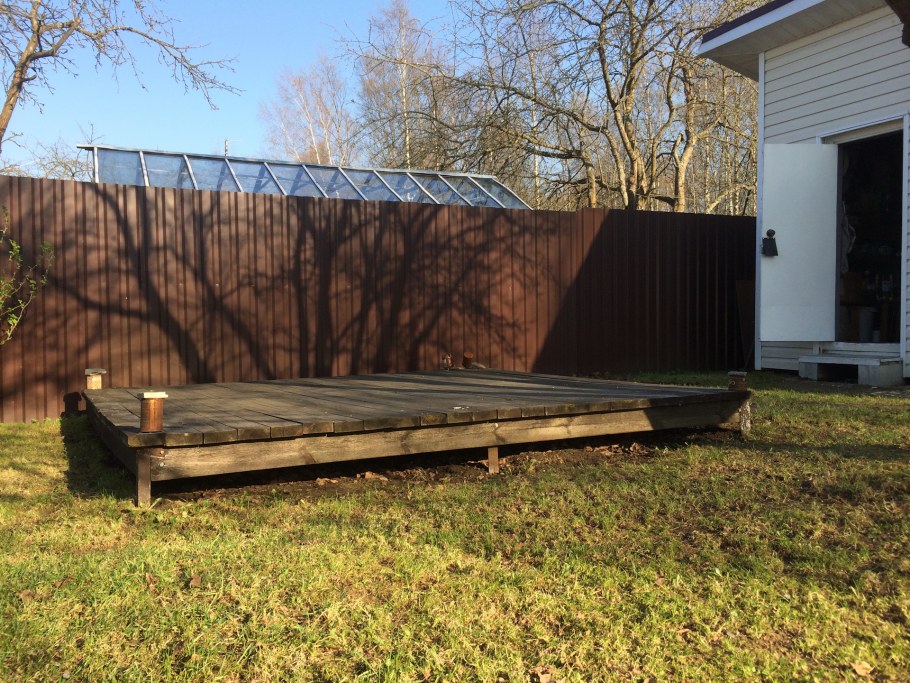 Деревянный подиум на даче