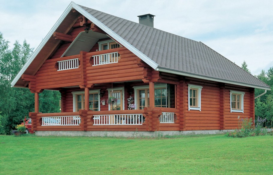 Бревенчатый дом с коричневой крышей