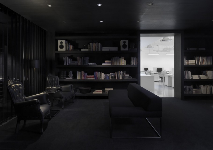 Офис в темных тонах