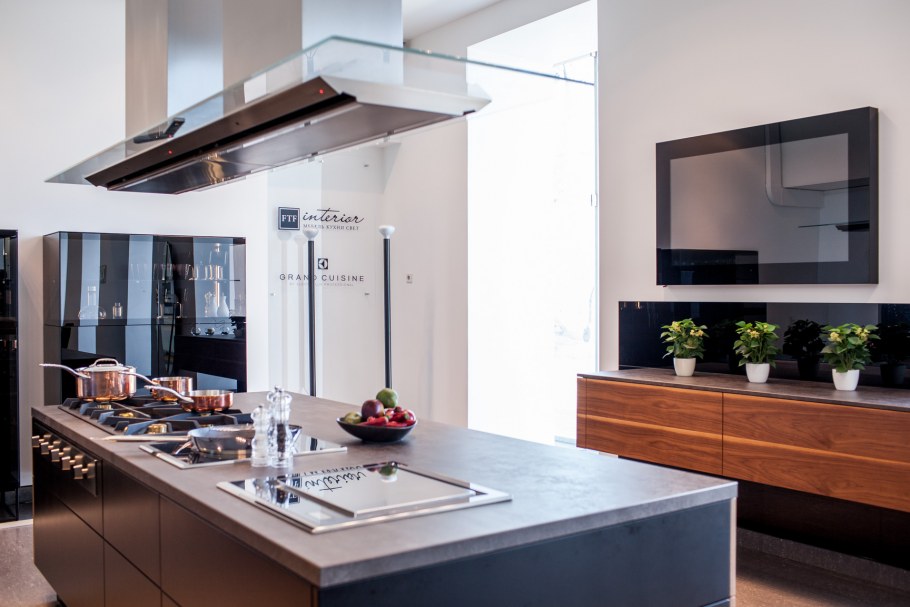 Встроенный телевизор в кухонный гарнитур