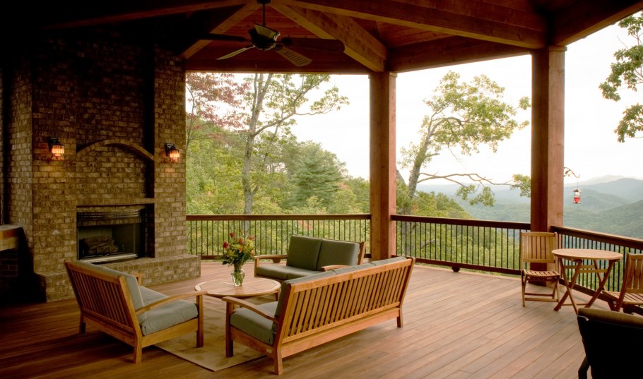 Открытая терраса в лесу