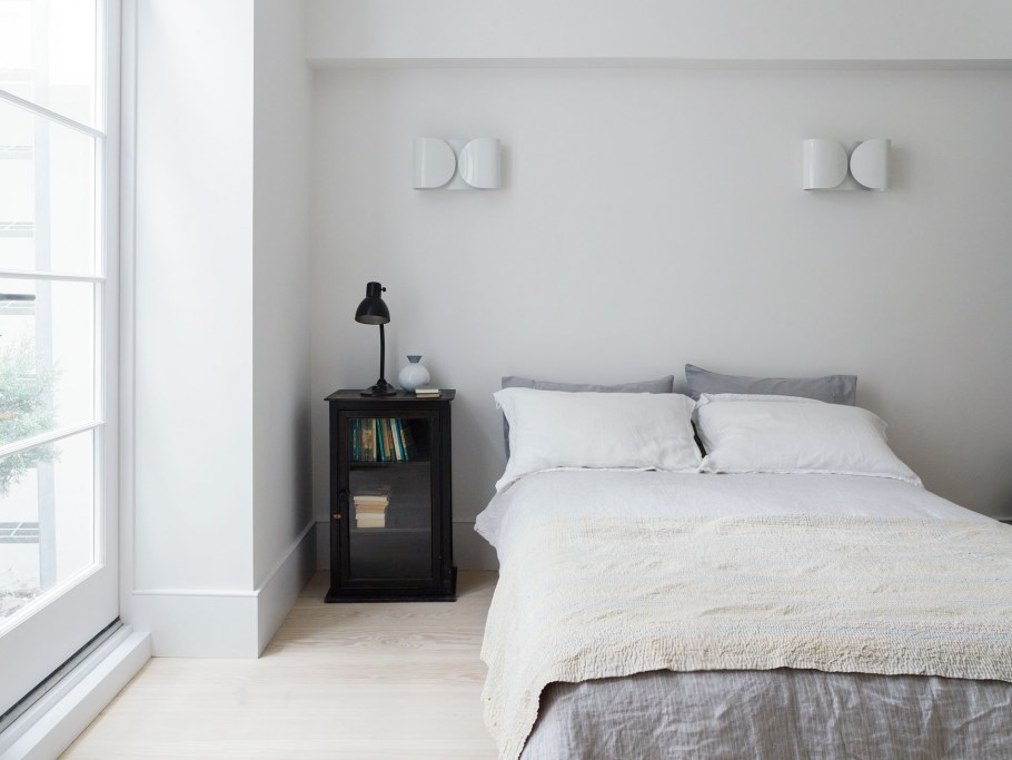 Спальня в скандинавском стиле темная