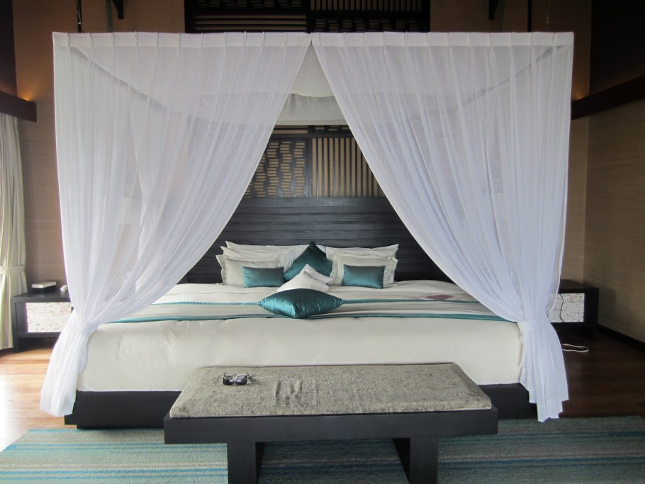 Кровать с занавесками