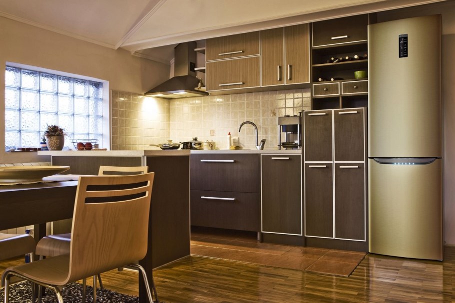 Холодильник в интерьере кухни