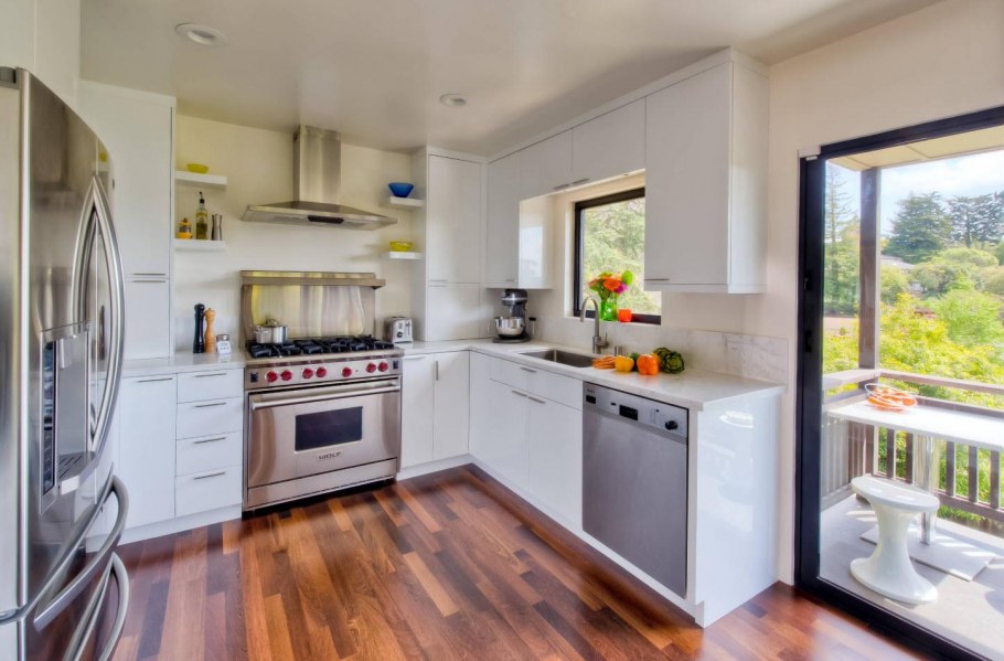 П-образная кухня с балконом