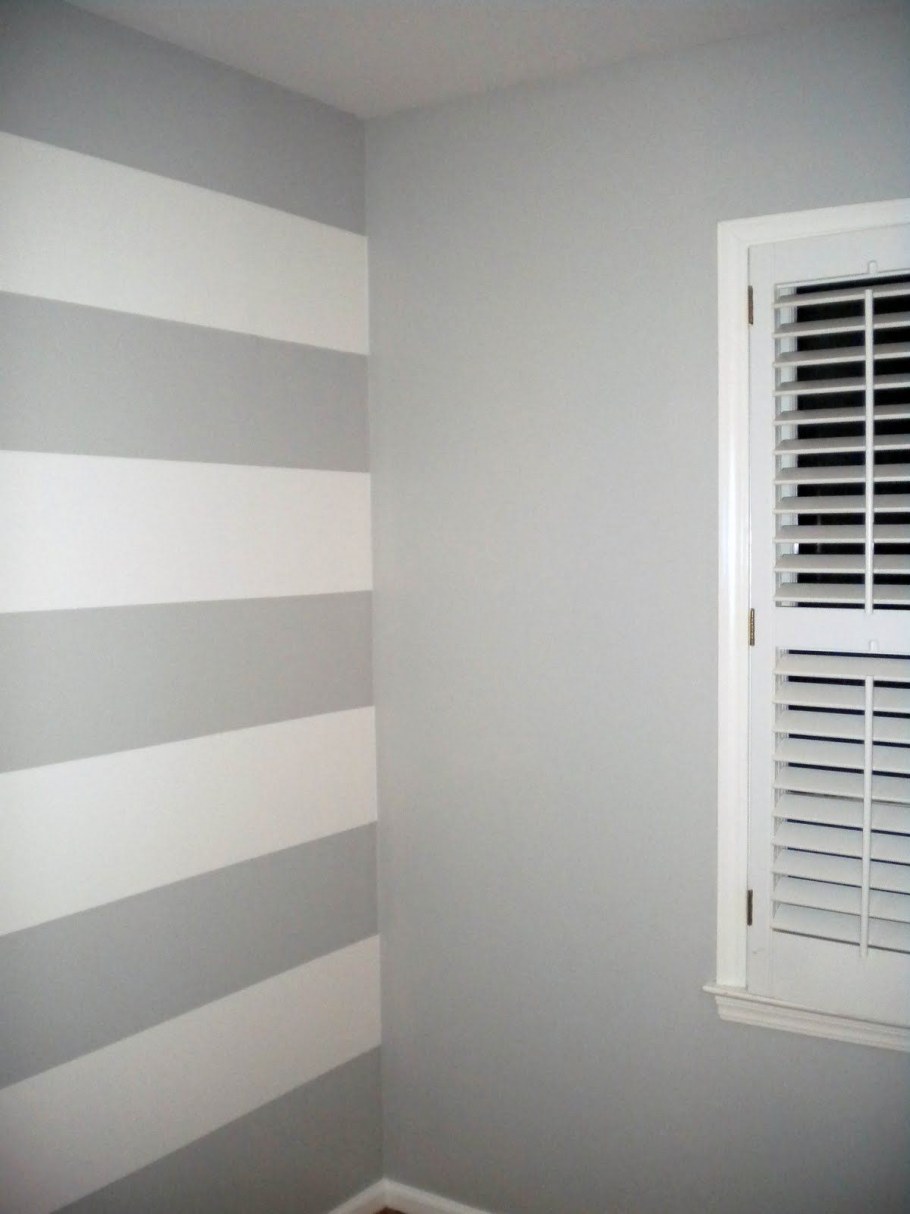 Серые стены с полосками