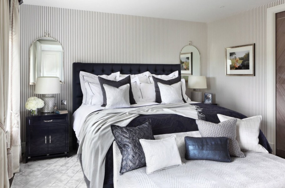 Обои в полоску в спальне