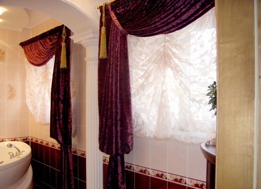 Шторы в ванной комнате на окно