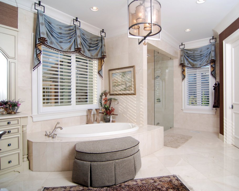 Декорирование окна в ванной комнате