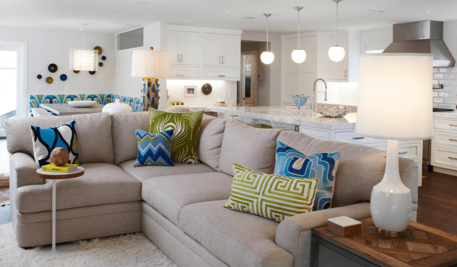 Кухня гостиная с яркими акцентами