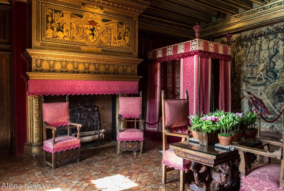 Витраж в замке Шато Креман Шанель