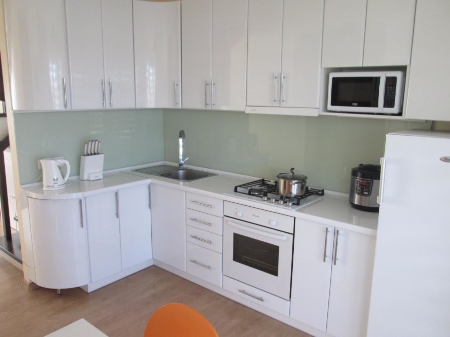 Белая пластиковая кухня