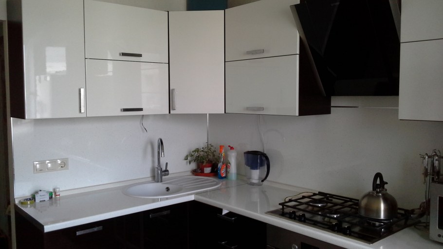 Белая глянцевая кухня